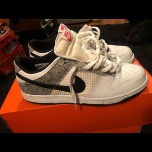 Nike authentic low top